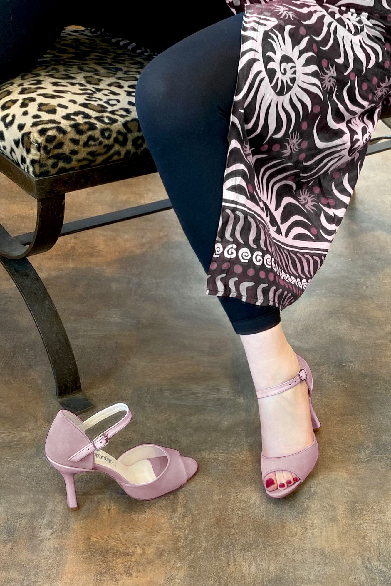 Dusty rose pink matching sandals and clutch. Worn view - Florence KOOIJMAN